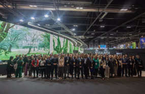ep foto de familia de los asistentes a la inauguracion del estand de euskadi durante la 44 edicion