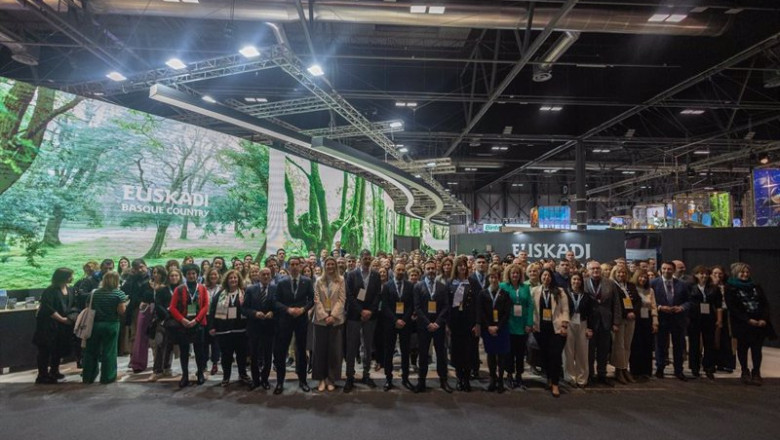 Foto de familia de los asistentes a la inauguración del estand de Euskadi durante la 44ª edición de la Feria Internacional del Turismo, Fitur 2024, en IFEMA Madrid, a 24 de enero de 2024, en Madrid (España). | Eduardo Parra - Europa Press ep foto de familia de los asistentes a la inauguracion del estand de euskadi durante la 44 edicion