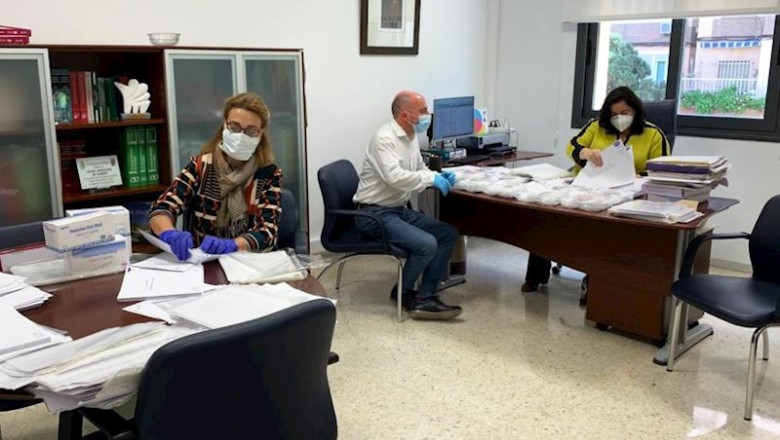 Funcionarios preparando documentación | DIPUTACIÓN ep funcionarios preparando la documentacion y material para reactivar las obras del pfea