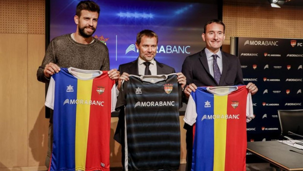 ep gerard pique aizquierda enpresentacionacuerdofc andorramorabanc