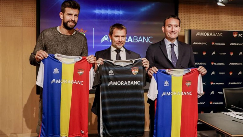 Gerard Piqué, a la izquierda, en la presentación del acuerdo entre el FC Andorra y MoraBanc | KOSMOS FOOTBALL - Archivo ep gerard pique aizquierda enpresentacionacuerdofc andorramorabanc