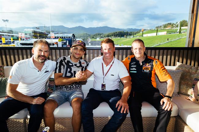 Hainbach, Jorge Martín, Beirer y Ajo tras el acuerdo | RED BULL KTM AJO - Archivo ep hainbach jorge martin beirerajoacuerdo