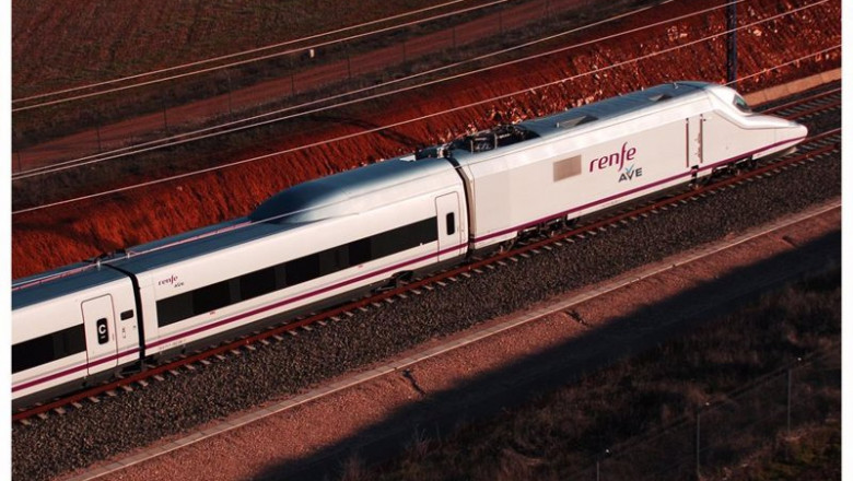 ep imagen de archivo de un tren ave circulando en la provincia de granada