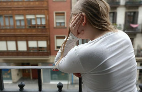 ep imagen de una nina asomada al balcon durante el confinamiento por el estado de alerta