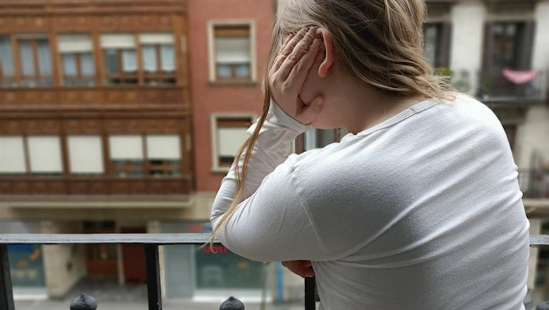 Imagen de una niña asomada al balcón durante el confinamiento por el estado de alerta | EUROPA PRESS ep imagen de una nina asomada al balcon durante el confinamiento por el estado de alerta