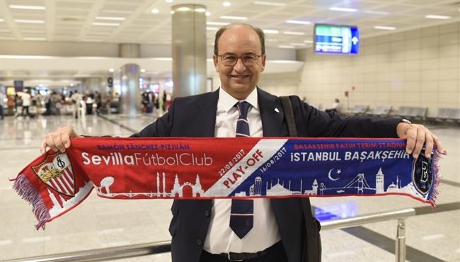 José Castro, presidente del Sevilla en el aeropuerto de Estambul | SEVILLA FC ep jose castro presidentesevillaaeropuertoestambul