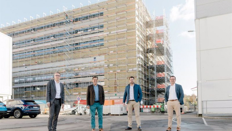 (L. To R.): Fred Schulze, Neckarsulm Plant Manager; Rolf Klotz, Chairman Of The Works Council, Audi AG Plant, Neckarsulm; Oliver Hoffmann, Member Of The Board For Technical Development Of Audi AG; Stephan Reil, Head Of Technical Development, Neckarsulm). | MICHAELA KLOSE ep l to r fred schulze neckarsulm plant manager rolf klotz chairman of the works council audi ag