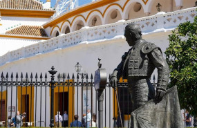 ep la estatua de currro romero en la plaza de toros de sevilla sevilla a 20 de mayo del 2020