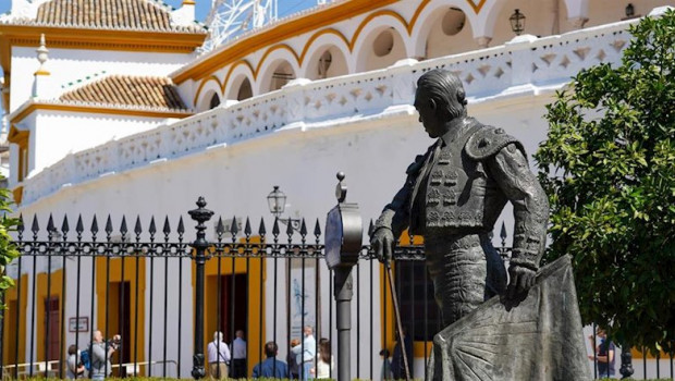 ep la estatua de currro romero en la plaza de toros de sevilla sevilla a 20 de mayo del 2020