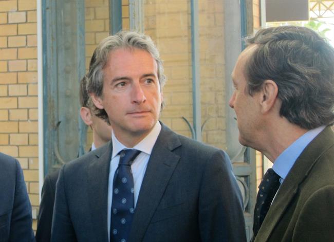 El ministro de Fomento, Íñigo de la Serna, charla con Rafael Hernando (PP) | EUROPA PRESS ep ministrofomento inigola serna charlarafael hernando pp