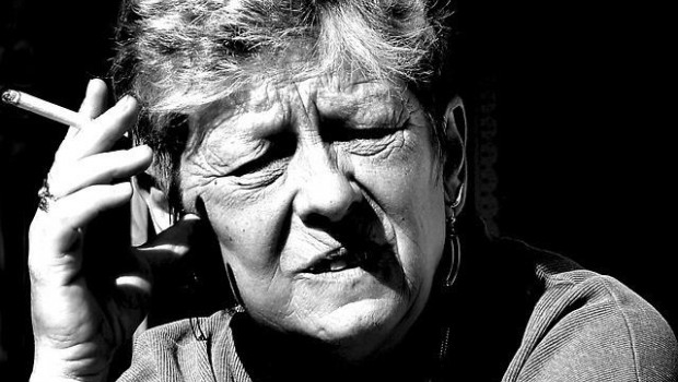 ep mujer fumando