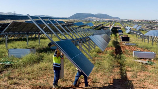 ep operarios con paneles solares