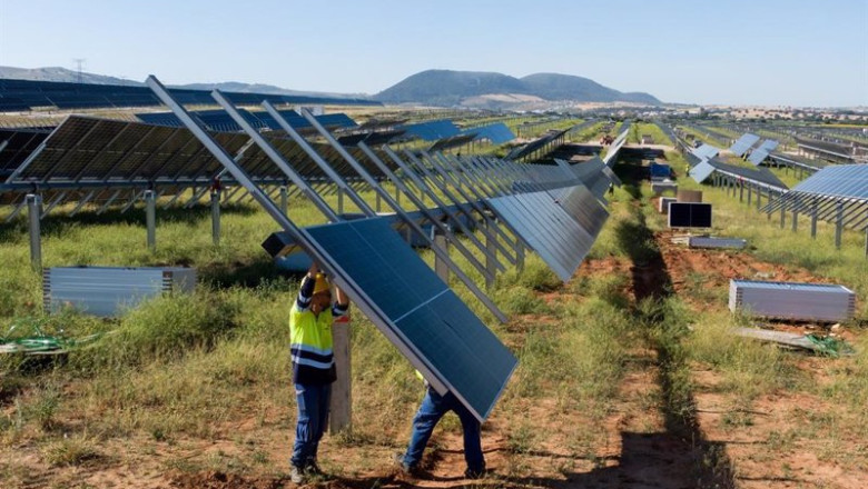 ep operarios con paneles solares ep operarios con paneles solares