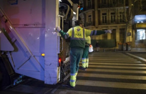 ep operarios recogiendo contenedores de basura en madrid