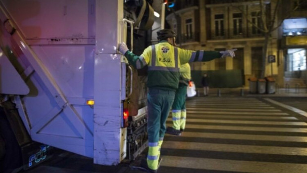 ep operarios recogiendo contenedores de basura en madrid