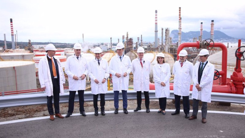Pedro Sámchez y Juanma Moreno en la planta de Cepsa en San Roque. | JOAQUÍN CORCHERO/EUROPA PRESS ep pedro samchez y juanma moreno en la planta de cepsa en san roque