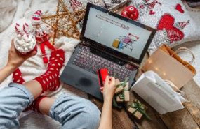 ep persona comprando regalos por internet de navidad