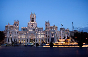 ep plaza de cibeles de madrid iluminada