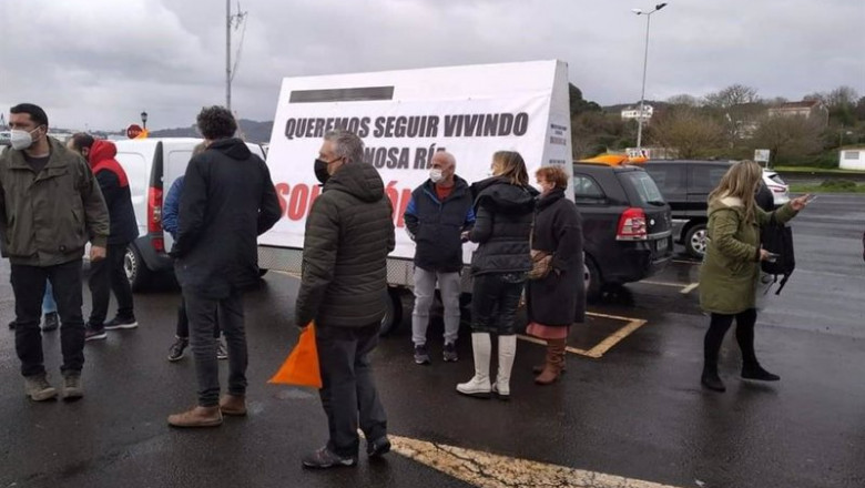 ep politicos representantes sindicales y mariscadores antes de emprender la marcha ep politicos representantes sindicales y mariscadores antes de emprender la marcha