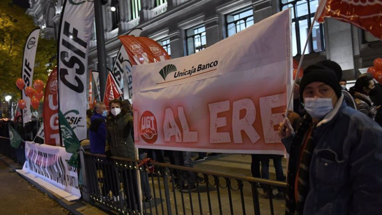 ep protesta de los trabajadores de unicaja banco por el ere planteado por la entidad en foto de ep protesta de los trabajadores de unicaja banco por el ere planteado por la entidad en foto de