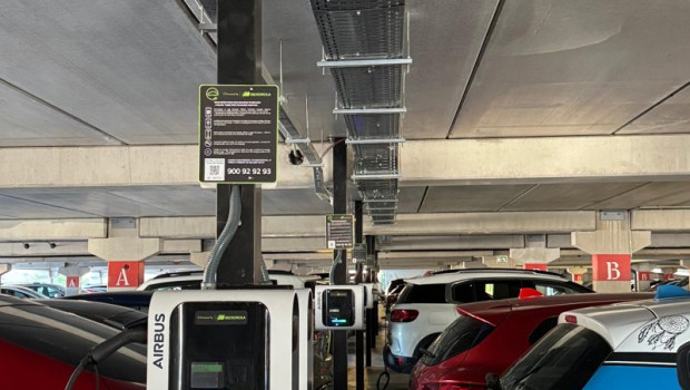 ep puntos de recarga de iberdrola en un centro de produccion de airbus