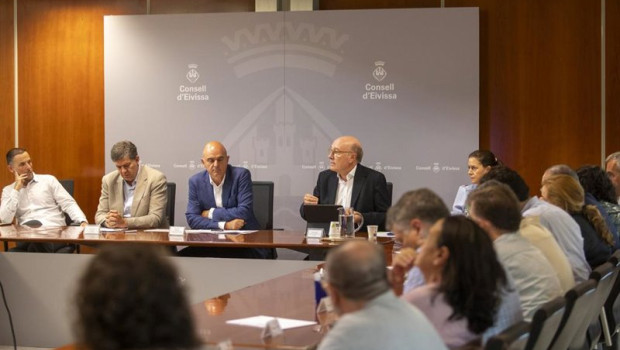 ep reunion entre aena el govern y el consell deivissa sobre la remodelacion del aeropuerto