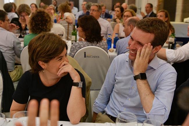 Soraya Sáenz de Santamaría y Pablo Casado en una cena del PP | PARTIDO POPULAR ep soraya saenzsantamariapablo casadouna cenapp