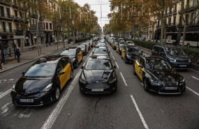 ep taxis parados en la gran via de barcelona ep taxis parados en la gran via de barcelona