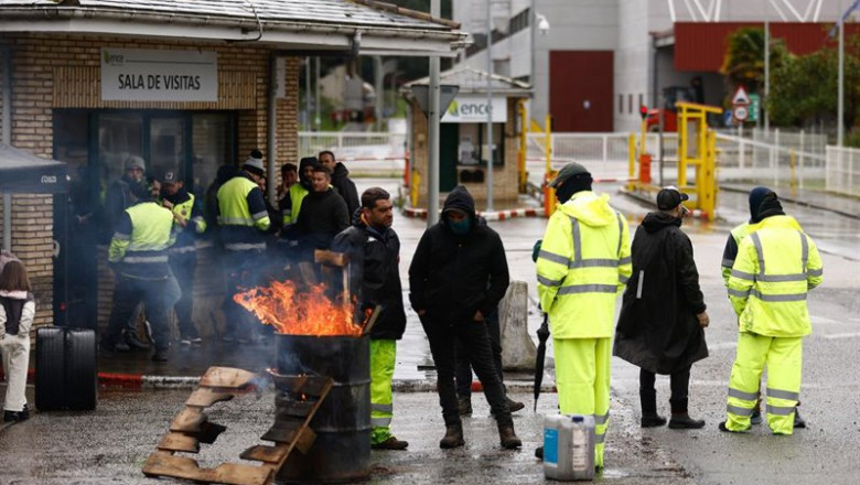 Trabajadores de Ence durante la huelga de la plantilla de Ence en contra del ERE a 96 trabajadores, a 16 de febrero de 2026, en Navia, Asturias (España). Los trabajadores protestan por la decisión de la compañía de activar un Expediente de Regulación de E | Imanol Rimada - Europa Press ep trabajadores de ence durante la huelga de la plantilla de ence en contra del ere a 96