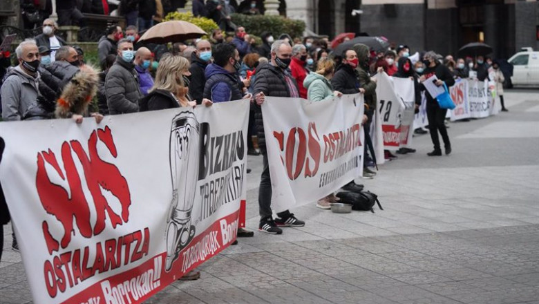 Un grupo de personas perteneciente al sector hostelero de Vizcaya participa en la concentración convocada en el Juzgado en Bilbao para solicitar la reapertura de los establecimientos, en el Palacio de Justicia, Bilbao, País Vasco, (España). | H.Bilbao - Europa Press ep un grupo de personas perteneciente al sector hostelero de vizcaya participa en la concentracion