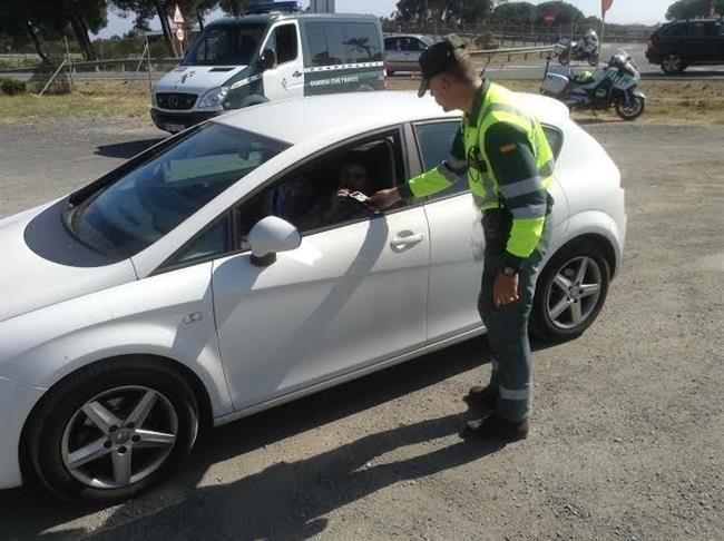 Un guardia civil realiza un control de alcoholemia. | EUROPA PRESS/DGT ep un guardia civil realizacontrolalcoholemia