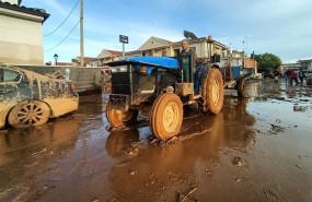 ep un senor con su tractor en la comunidad valenciana