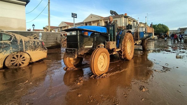 ep un senor con su tractor en la comunidad valenciana ep un senor con su tractor en la comunidad valenciana
