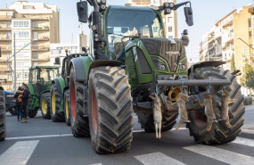ep un tractor con conejos colgados durante una protesta convocada por sindicatos agrarios para pedir