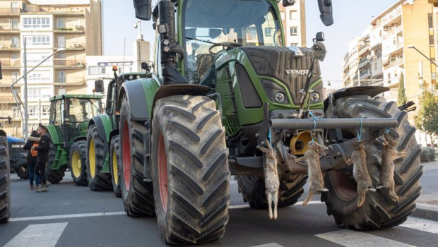 ep un tractor con conejos colgados durante una protesta convocada por sindicatos agrarios para pedir