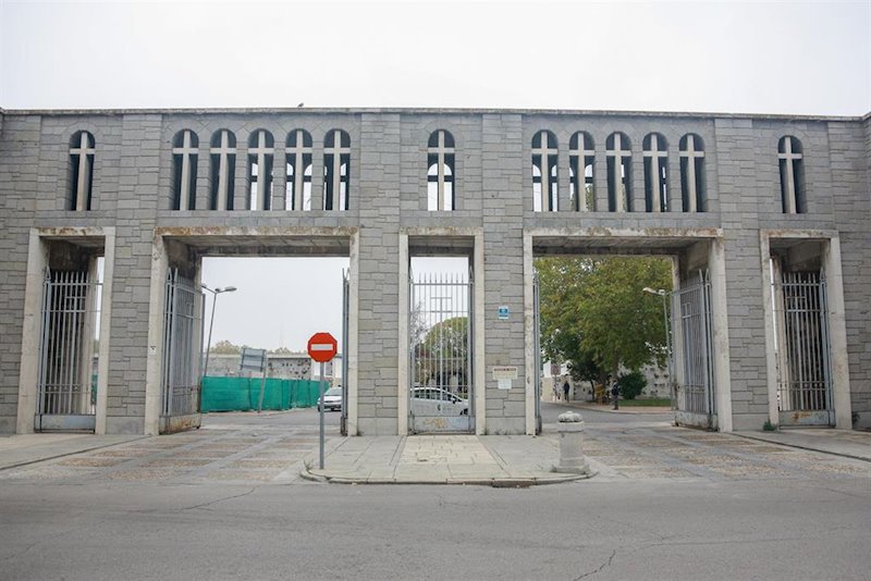 ep una de las entradas al cementerio de la almudena de madrid
