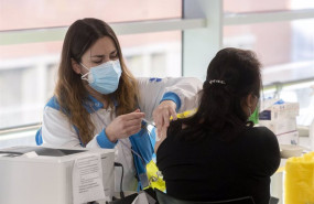 ep una enfermera vacunando contra el covid 19