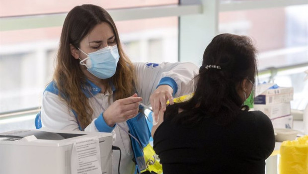 ep una enfermera vacunando contra el covid 19