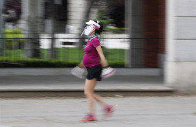 ep una mujer embarazada y con visera de proteccion pasea cartel durante el tercer dia de la