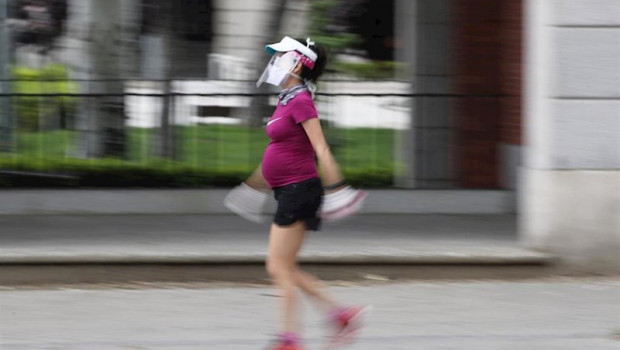 ep una mujer embarazada y con visera de proteccion pasea cartel durante el tercer dia de la