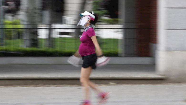 ep una mujer embarazada y con visera de proteccion pasea cartel durante el tercer dia de la ep una mujer embarazada y con visera de proteccion pasea cartel durante el tercer dia de la