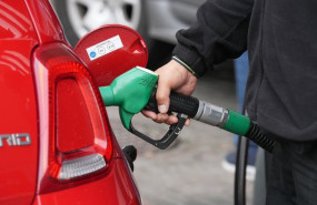 ep una persona echa combustible a 4 de marzo de 2026 en barcelona catalunya espana el repunte del