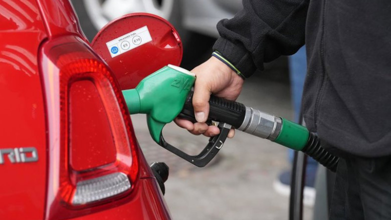 ep una persona echa combustible a 4 de marzo de 2026 en barcelona catalunya espana el repunte del