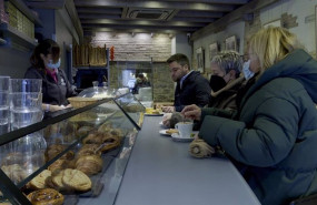 ep varios clientes toman su consumicion en la barra de un bar en pamplona