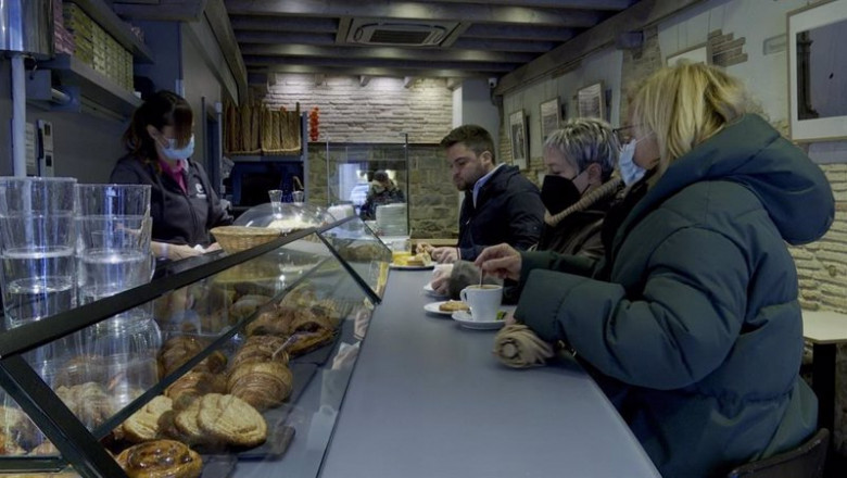 EUROPA PRESS ep varios clientes toman su consumicion en la barra de un bar en pamplona