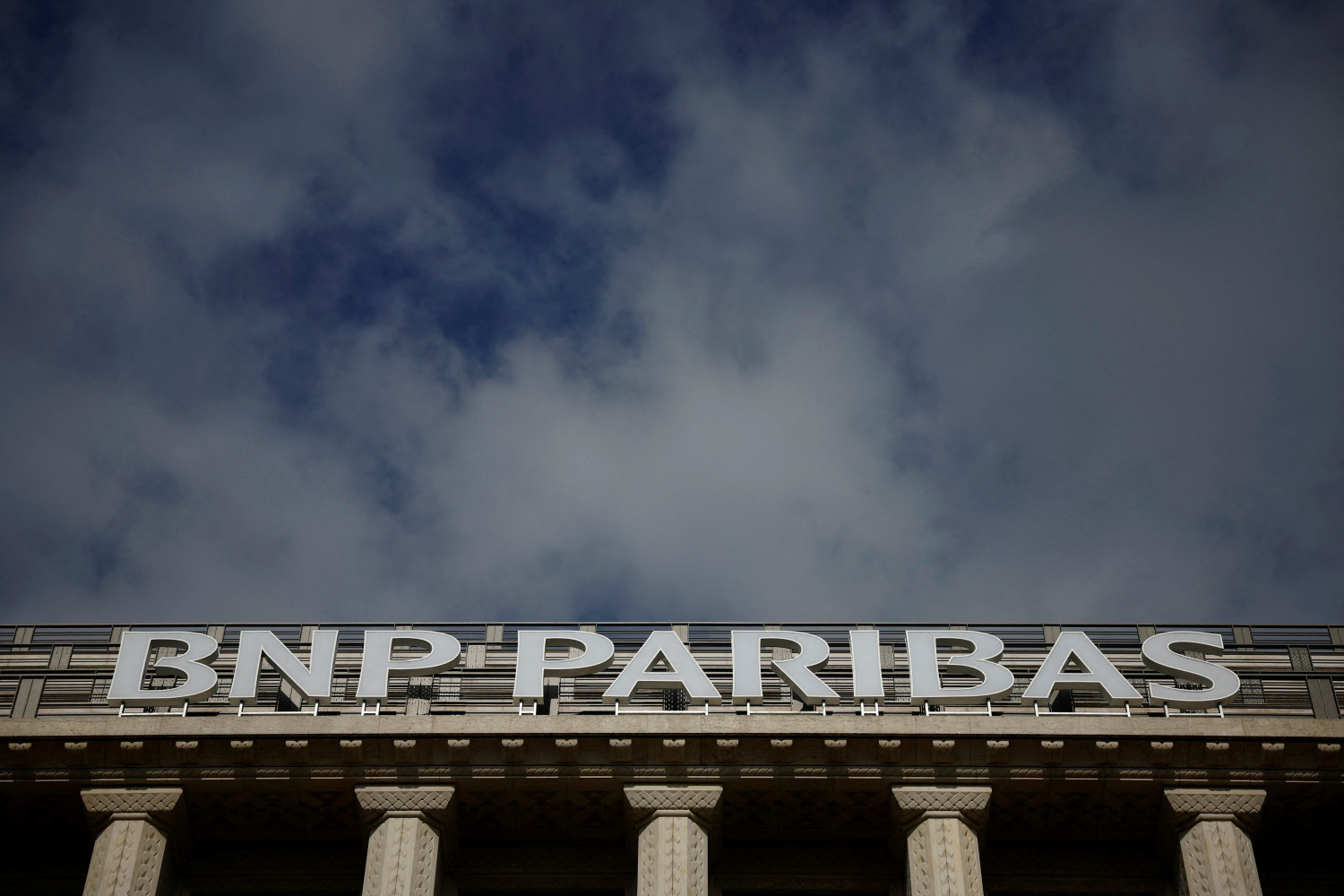 logo de bnp paribas sur un immeuble a paris 20230804141813 