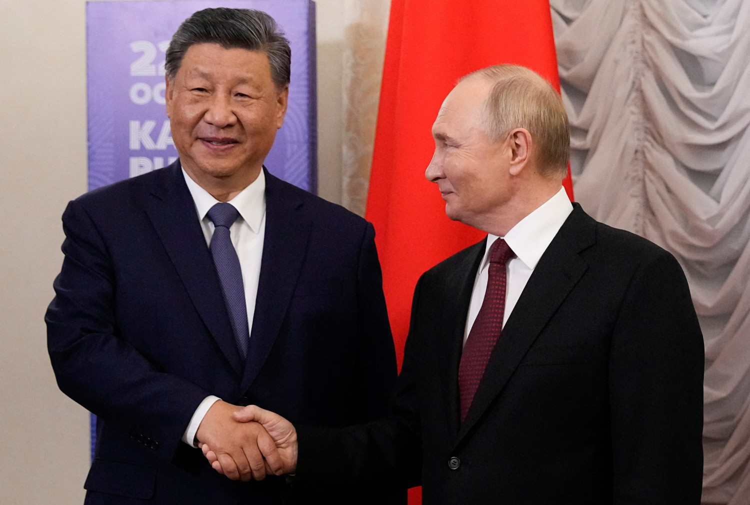 Las bolsas asiáticas cierran mixtas mientras China, Rusia e India sacan músculo