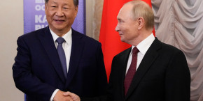 vladimir poutine serre la main de xi jinping lors d une reunion en marge du sommet des brics a kazan 