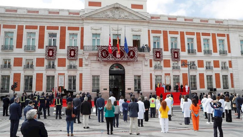 ep a presidenta regional isabel diaz ayuso c preside hoy sabado en la madrilena puerta del sol las