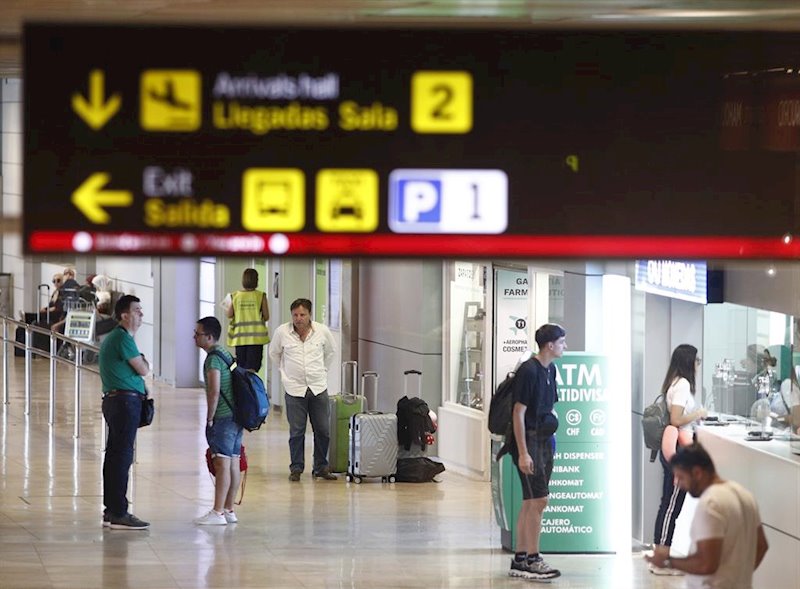 ep algunos turistas en el aeropuerto adolfo suarez madrid-barajas